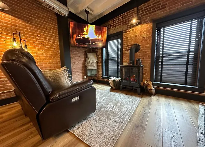 Victory #4 On Main St W/reserved Parking Apartment *
