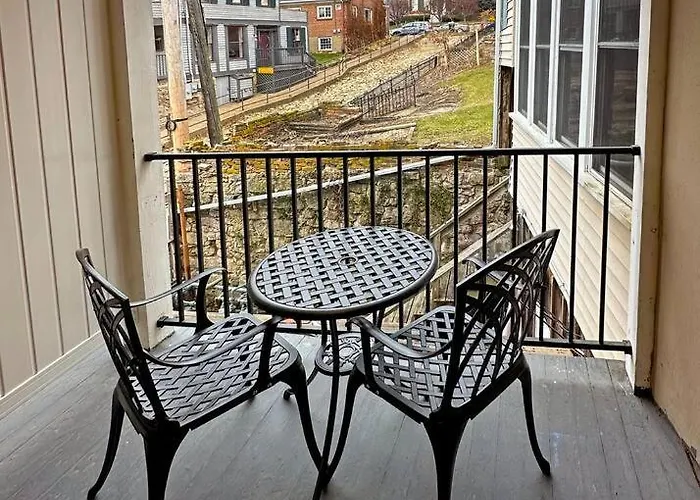 Victory #4 On Main St W/reserved Parking Apartment *